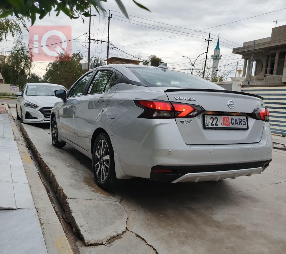 نيسان فيرسا